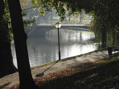 905187 Gezicht op Herenbrug over de Stadsbuitengracht te Utrecht, in herfstsfeer, vanaf het singelplantsoen.